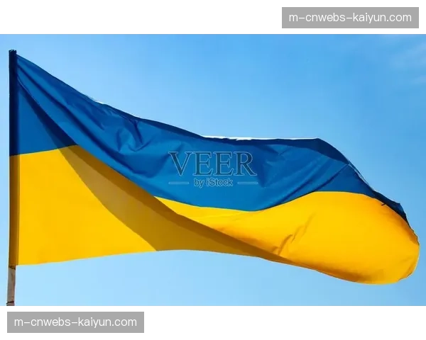 特写镜头：斯坦福桥，穆德里克进球后指向看台上的乌克兰国旗