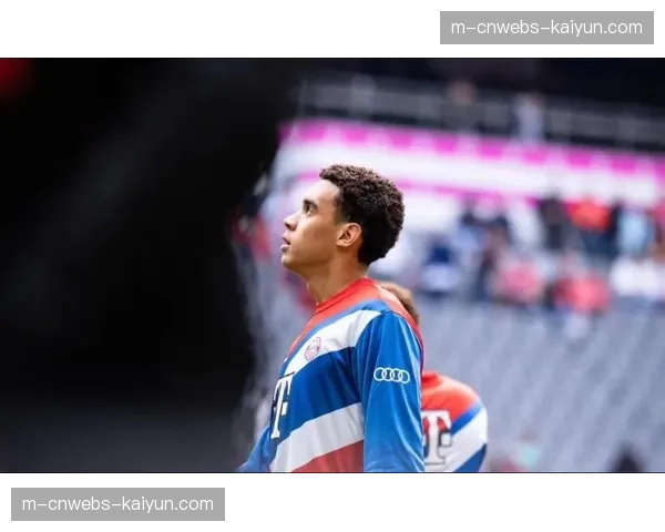 拜仁小将穆西亚拉加练左脚长传,旨在提升反击中转移球能力 拜仁小将穆西亚拉加练左脚长传,旨在提升反击中转移球能力